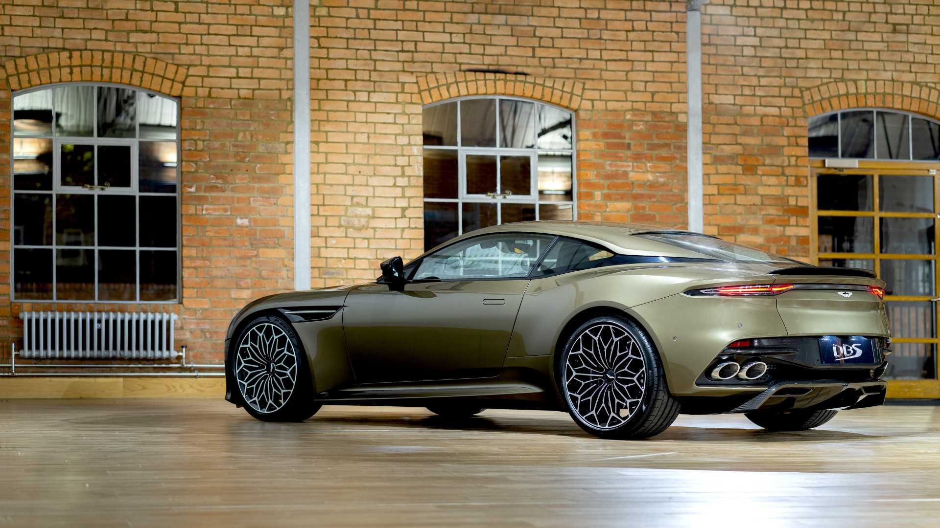 Dbs superleggera — флагман aston martin, который не смог удивить на все 100%