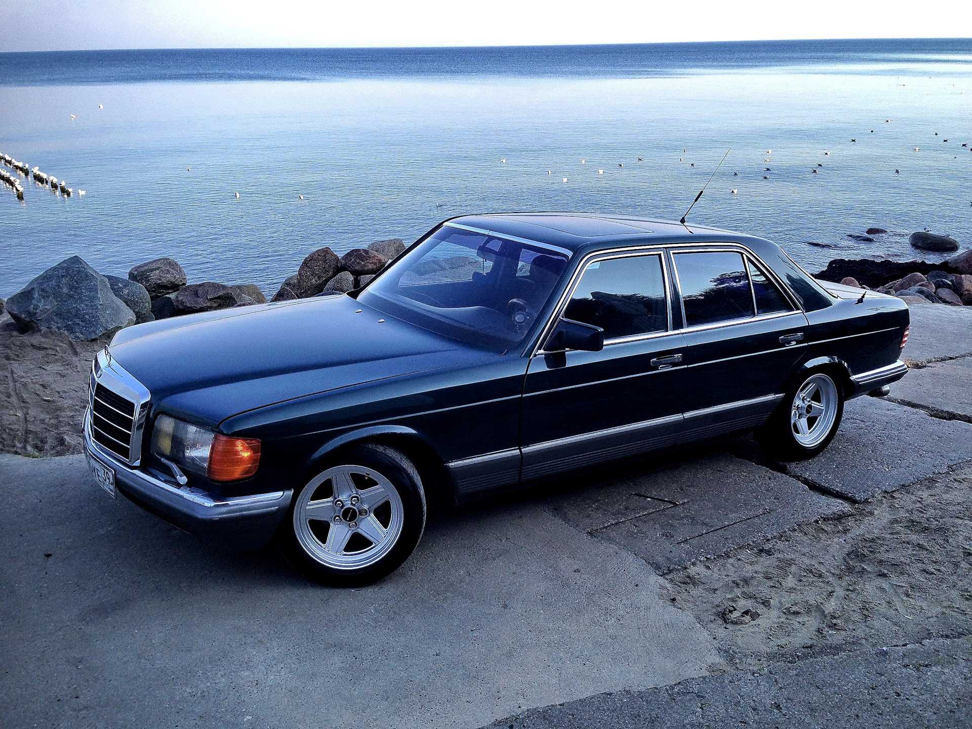 Тюнинговое ателье Inden Design обнародовало свою работу, законченную еще в 1991 году Это - Mercedes S-Class W126 1983 года выпуска Автомобиль выглядит