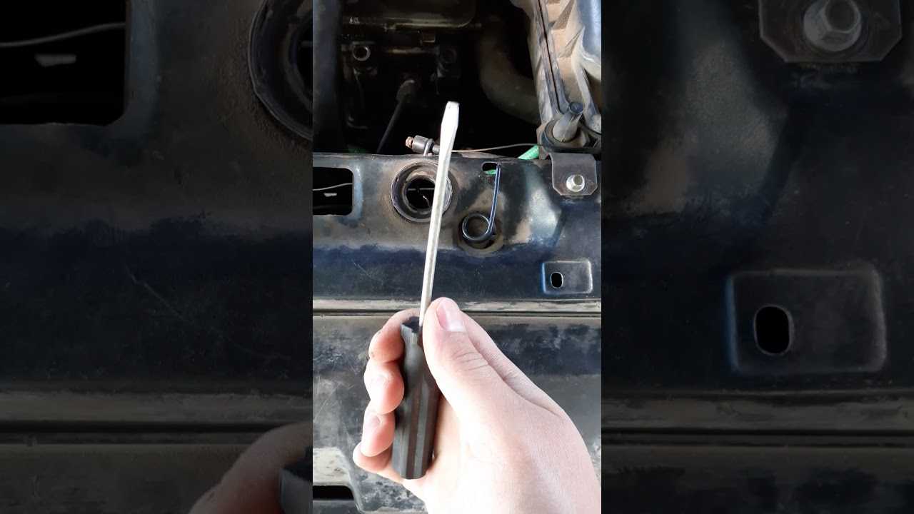 Как открыть капот на автомобилях ваз 2107 - 2114, если порвался тросик