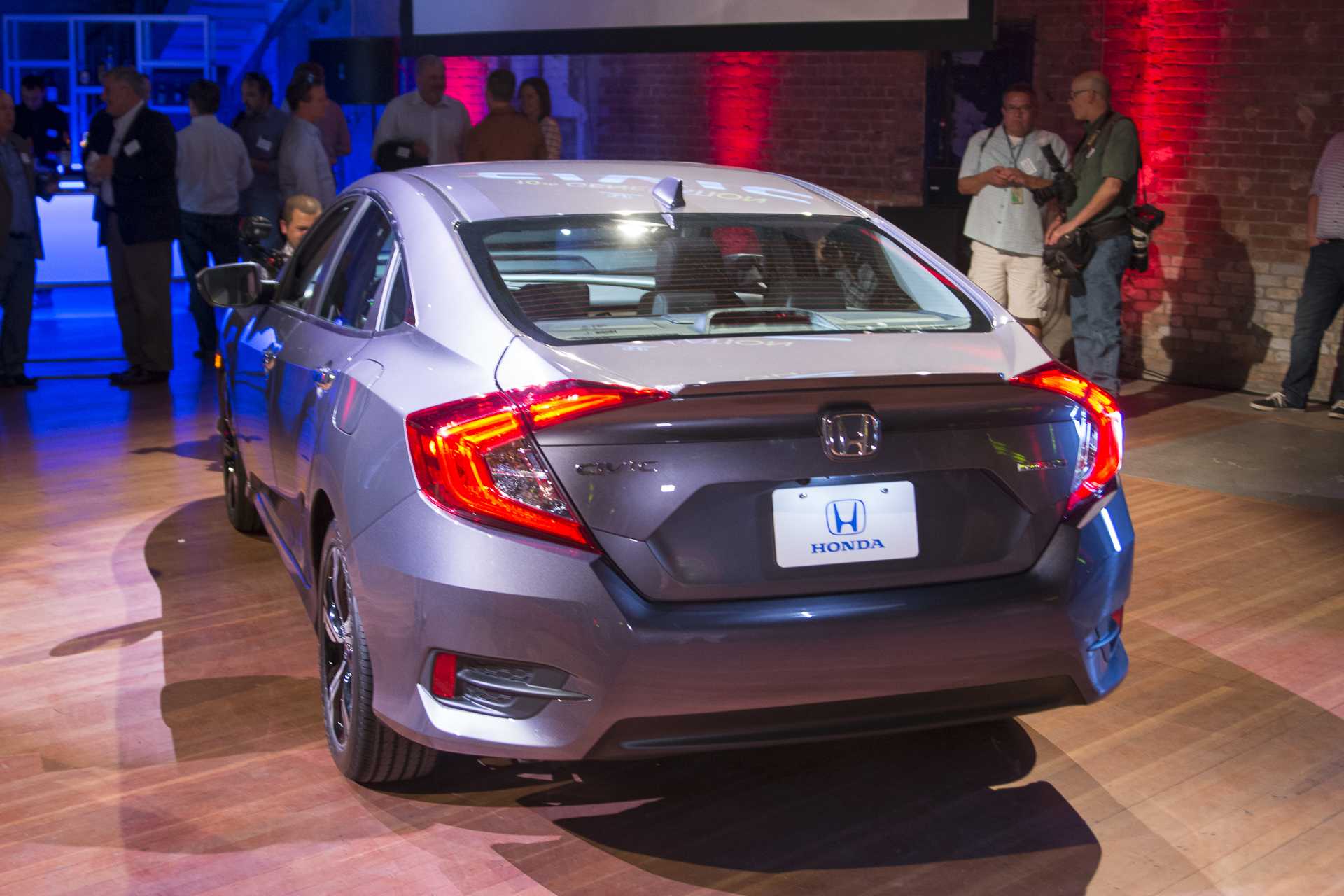 Компания Honda официально представила седан Civic нового одиннадцатого по счету поколения Работая над внешностью модели, специалисты японской марки