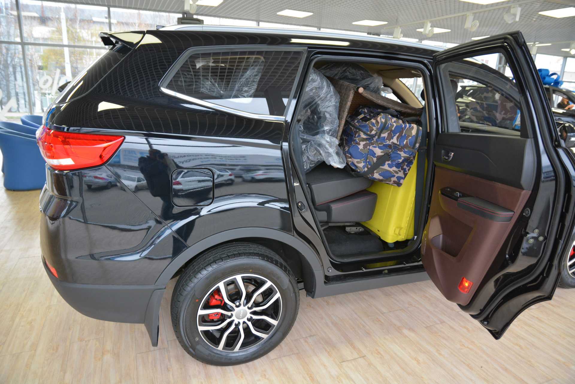 Весной две тысячи шестнадцатого в линейке Lifan появился 7-местный кроссовер под названием Myway, который на внутреннем рынке продается как Maiwei  X70