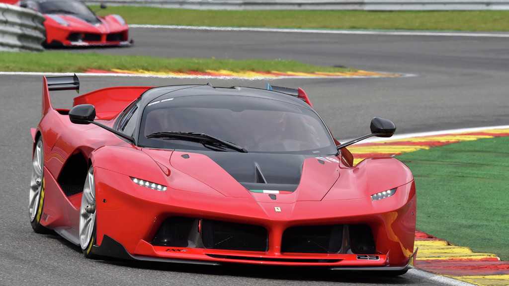 За несколько дней до официальной презентации компания Ferrari рассекретила трековую версию своего гиперкара LaFerrari, который получил к названию