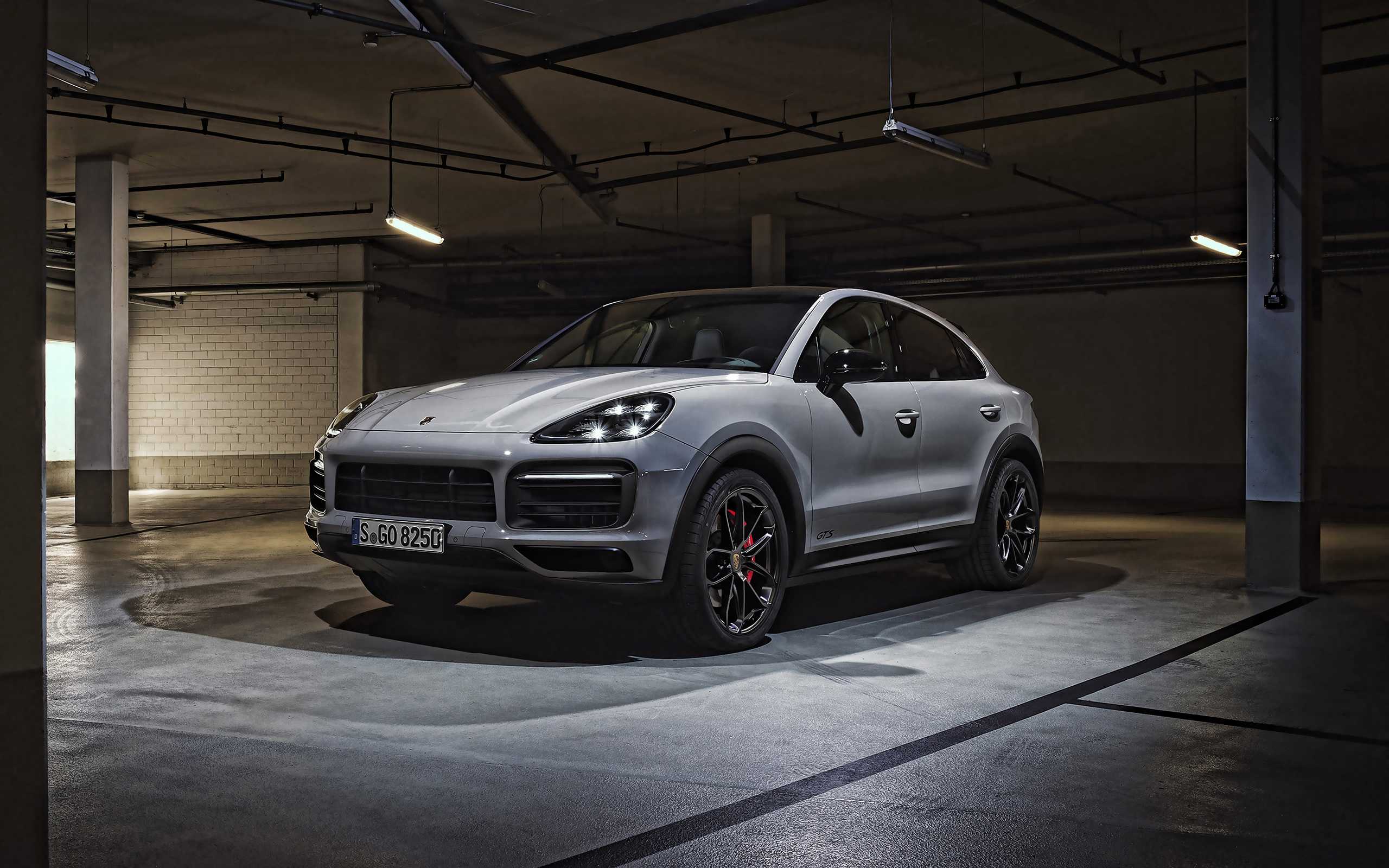 Новая модель Porsche Cayenne Turbo 2021 модельного года присоединилась к представленным ранее версиям кроссовера на стенде компании в рамках