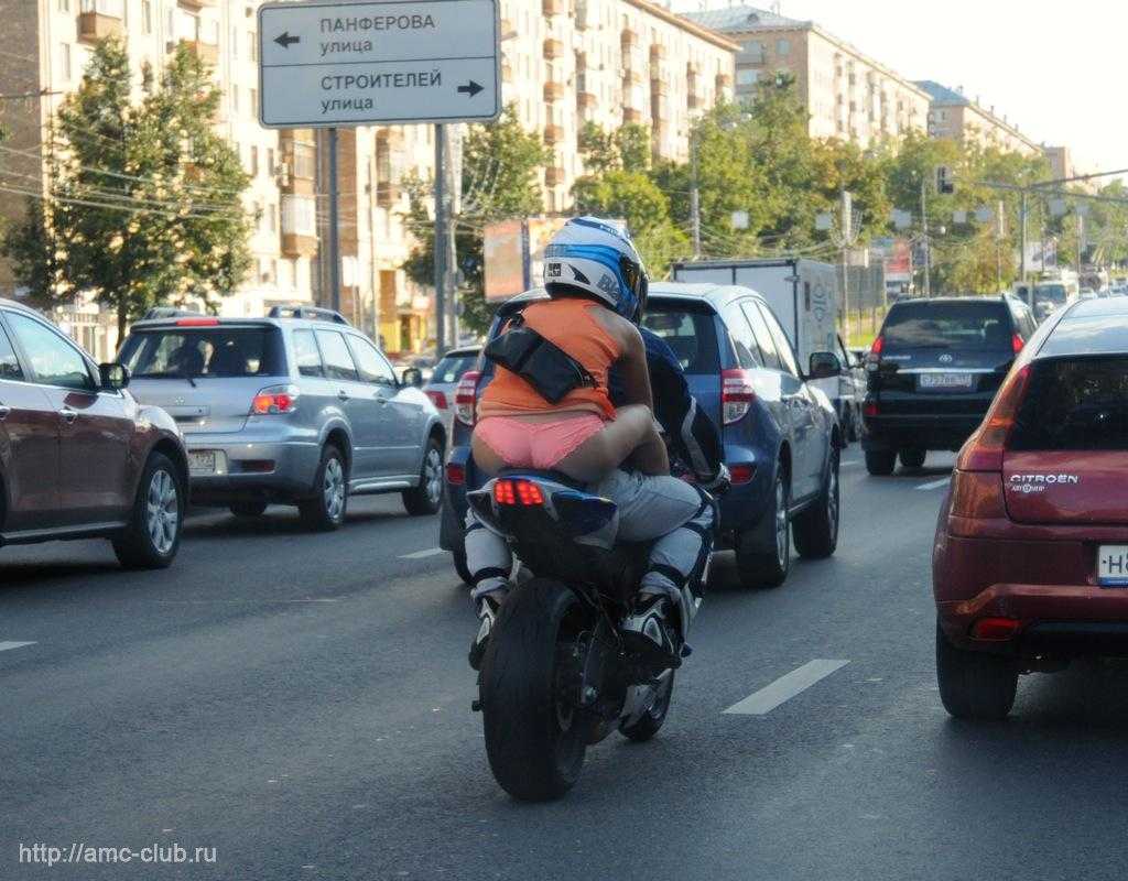Сколько штраф без шлема. Пассажир на мотоцикле. Штрафы на мотоцикл. Мотоцикл в пробке. Дорожный мотоцикл с пассажиром.
