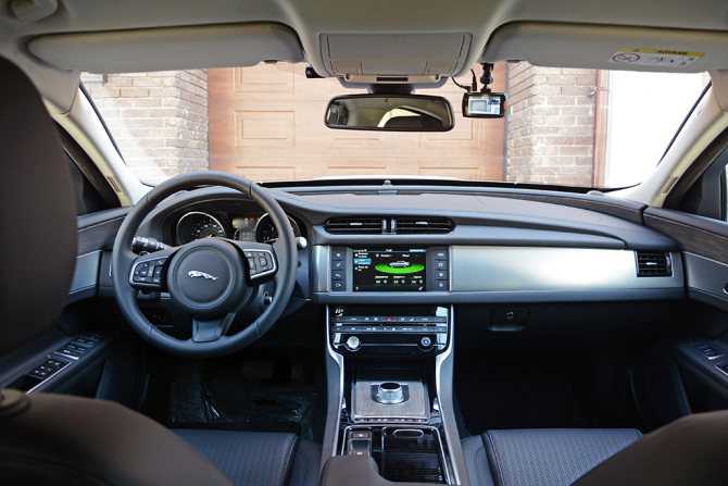 В июне две тысячи семнадцатого на своем предприятии в Великобритании компания Jaguar провела презентацию универсала XF Sportbrake нового поколения,