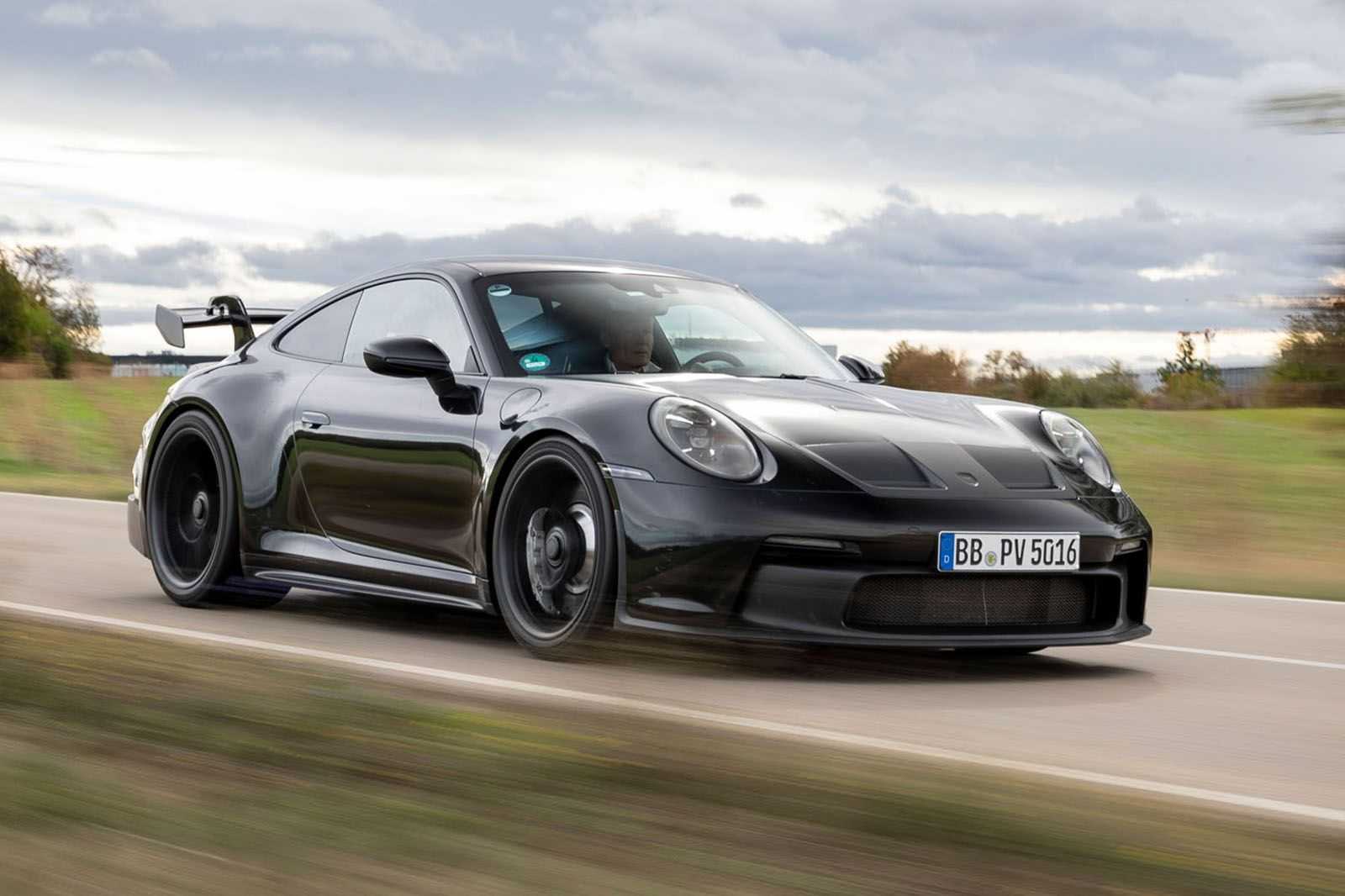 Обновленный porsche 911: две версии