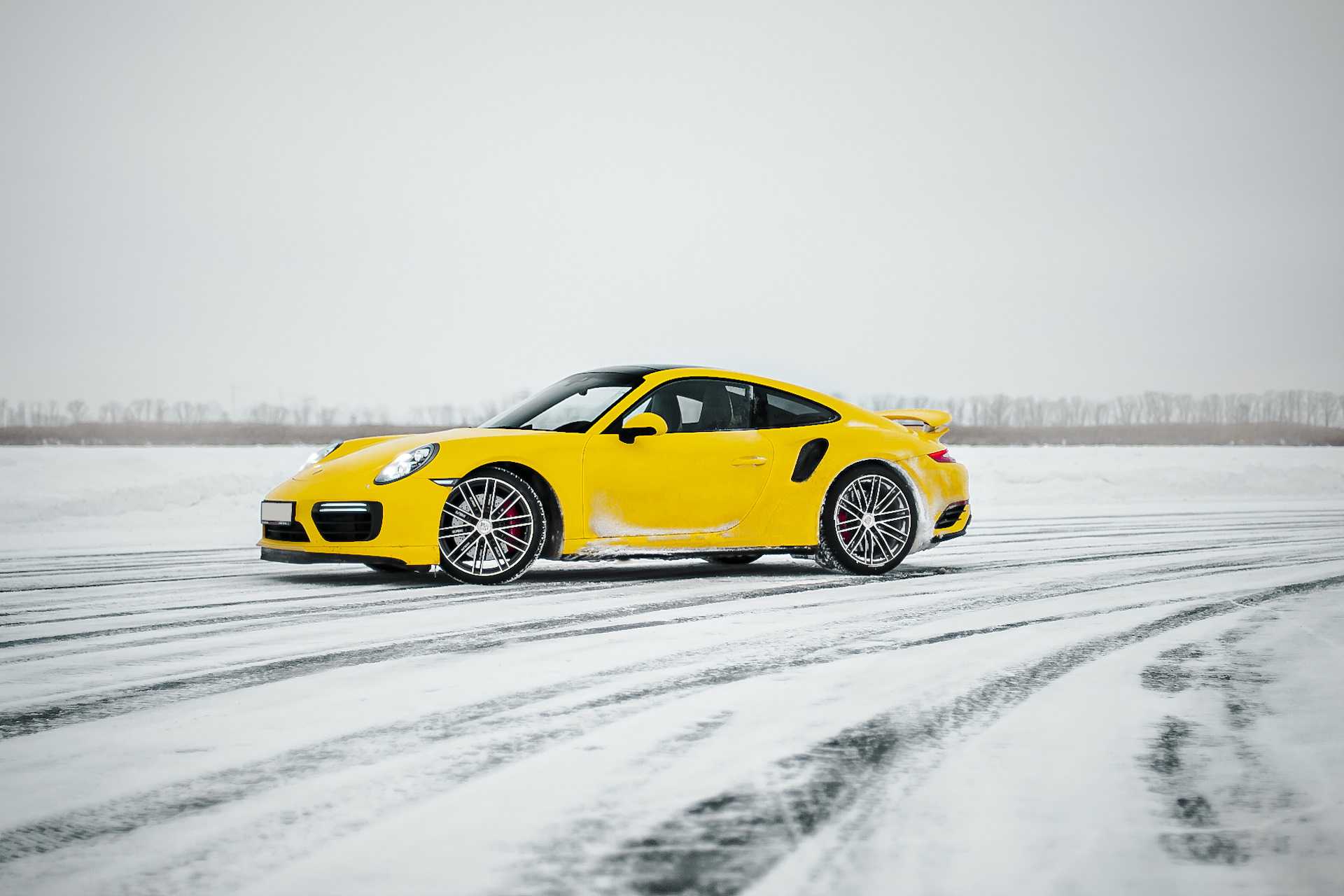 Порше зверобой. Порше 911 желтый. Porsche 911 Turbo. Porsche 911 Turbo s 2021. Порше 911 турбо желтый.